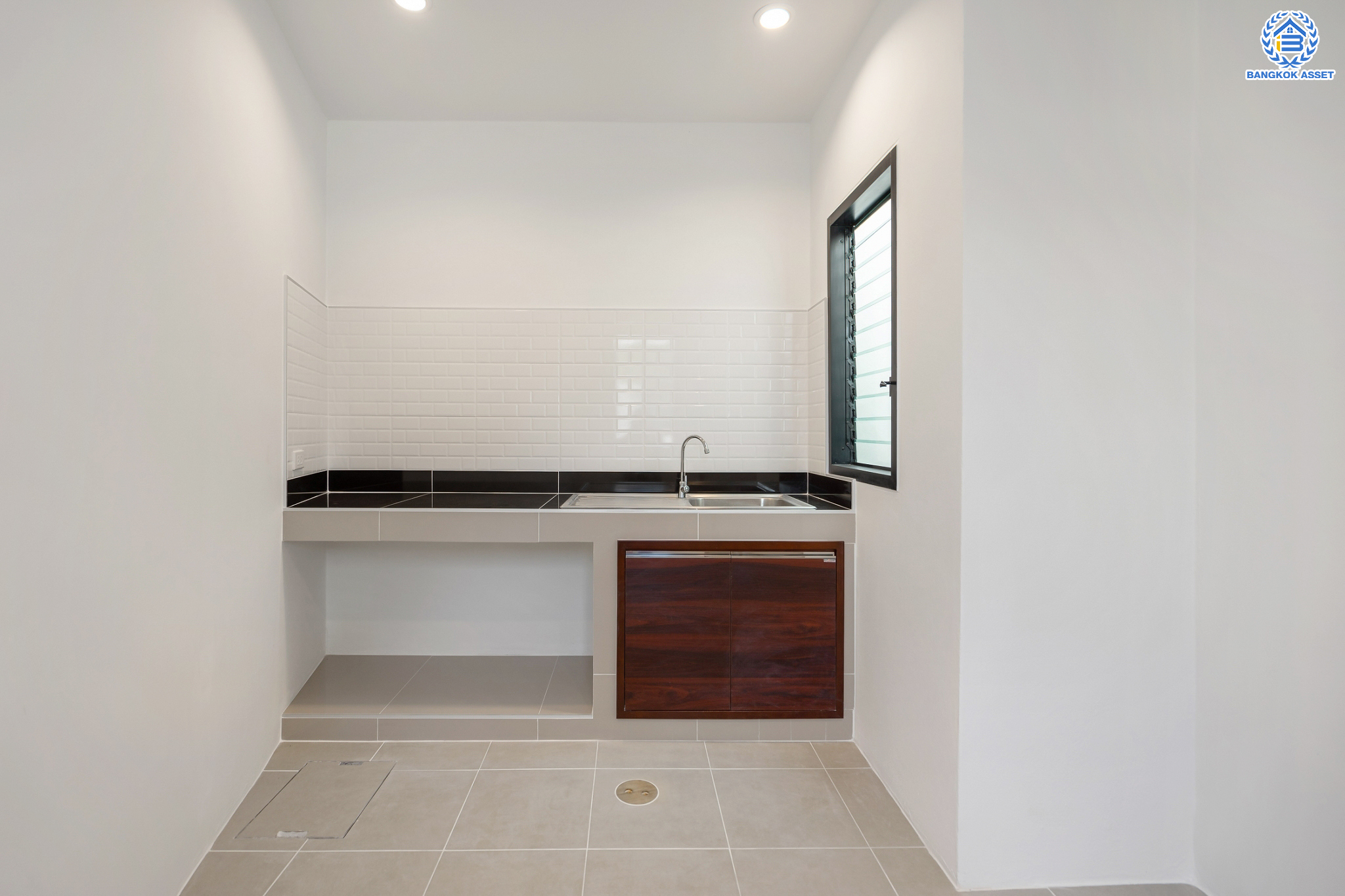 บ้านมือสองตกแต่งใหม่ ม.บ้านสวน5 กลางเมือง พิบูลย์สงคราม บ้านแฝด 3 ชั้น พร้อมอยู่ เนื้อที่ 32.9 ตร.ว. ฟังก์ชัน 4 ห้องนอน 3 ห้องน้ำ จอดรถได้ 2 คัน บนสุดยอดทำเล! เชื่อมถนนพิบูลย์สงคราม, วงศ์สว่าง, นครอินทร์ และติวานนท์ ใกล้จุดขึ้นทางด่วนศรีรัช-วงแหวนรอบนอก และรถไฟฟ้า "สถานีแยกติวานนท์"